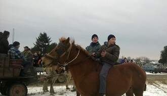 U Kovilju danas na konjima i u čezama vijali Božić (FOTO)
