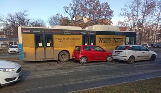 FOTO: Sudar gradskog autobusa i dva automobila kod Merkatora