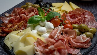 DELIKATESNA PONUDA: Gde u NS možete da kupite pravu italijansku pršutu, a gde prodaju originalni francuski sir