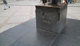 Spomenik Jovanu Jovanoviću Zmaju dobija nova slova