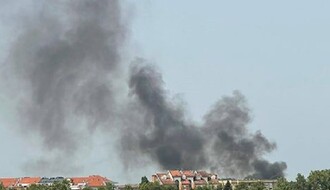 FOTO: Na Novom naselju potpuno izgoreo auto, dim se video u celom gradu