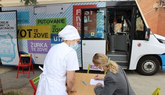 FOTO: Mobilni punkt za vakcinaciju stigao u Kampus; Cvjetićanin: Do sada imunizovano "blizu 250.000" Novosađana