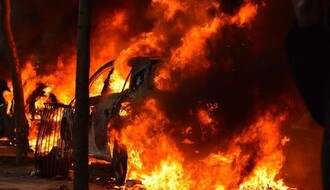 Izgorela dva automobila na Podbari, vatra zahvatila i zgradu