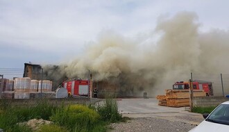 Veliki požar izbio u Veterniku (FOTO)