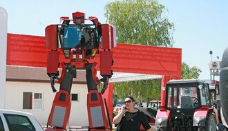 Poslednje pripreme za Sajam: Transformers traktor i okretanje ražnja