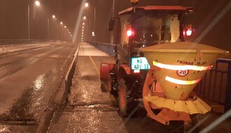 FOTO: Zabeleo se Novi Sad, dežurne službe od noćas na terenu