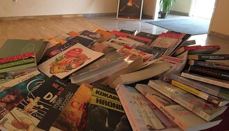 Produžen humanitarni bazar knjiga u Novosadskom pozorištu