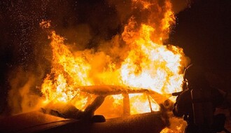 VIDEO: Izgoreo automobil na auto-putu Novi Sad-Beograd