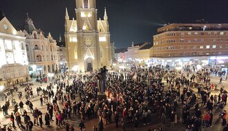 FOTO I VIDEO: Novi Sad tuguje, stotine građana na Trgu slobode