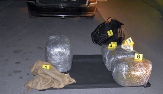 PETROVARADIN: U prtljažniku "pasata" prevozila 20 kilograma "trave" i pet pištolja (FOTO)