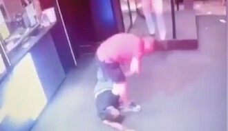 UZNEMIRUJUĆI VIDEO: Brutalno prebijanje mladića u NS, onesvešćenom mu lomio ruke