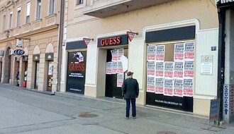 FOTO: Plakati političke sadržine izlepljeni po širem centru Grada, naruženo Novosadsko pozorište