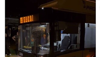 Bačen kamen na autobus u Bukovcu, vozač lakše povređen