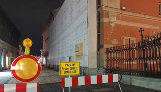 Na tabli gradilišta Crkvene opštine više ne piše "rušenje" već "rekonstrukcija"