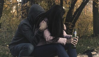 U Srbiji rapidno raste broj mladih koji koriste alkohol i drogu