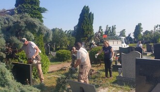 Radnici "Lisja" saniraju štetu na novosadskim grobljima
