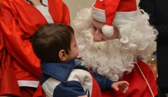 Deda Mraz obradovao decu korisnika Narodne kuhinje