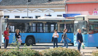 Novosađanin i državljanin BiH uhapšeni zbog krađe novčanika na autobuskom stajalištu