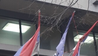 FOTO: Sramota! Pocepane i prljave zastave na Geronotološkom centru!