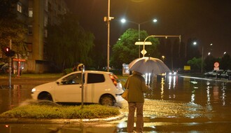 Poplavljene ulice Novog Sada tokom večeri